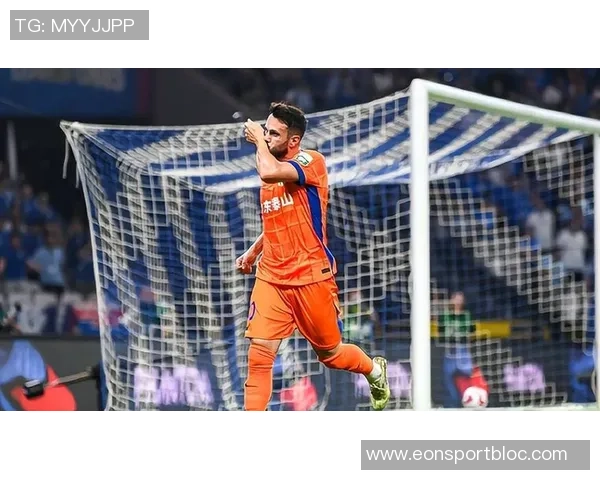 卡扎伊什维利与家人共享休闲时光照片曝光续约泰山仍在悬而未决中